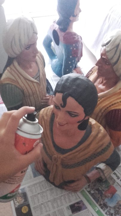 Final varnishing of the figures