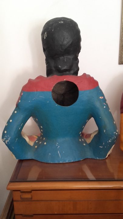 Back of the figure, with the mechanism opening