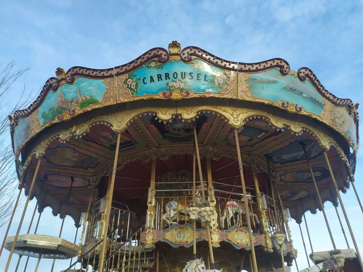 The carousel with the panels fitted