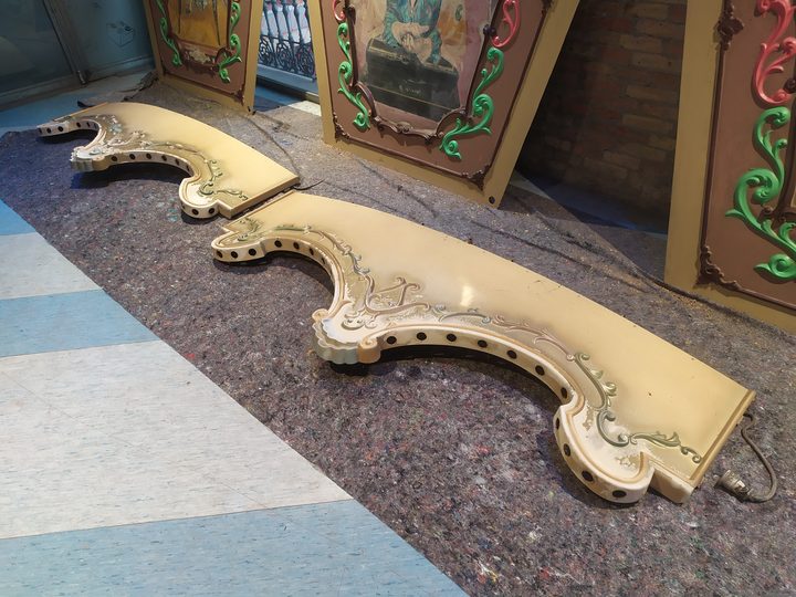 Outer cresting with gilding