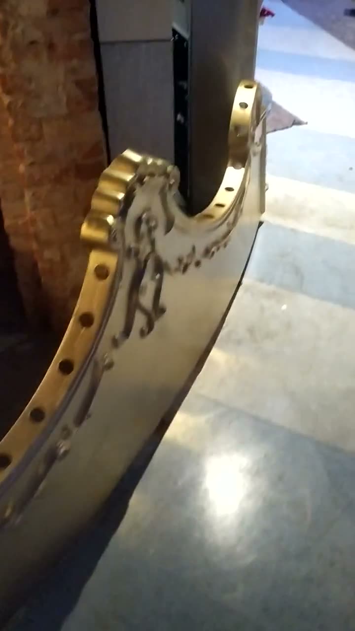 Gilding of the cresting